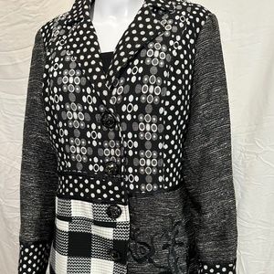 Fully lined, black and white blazer. Unique pattern.